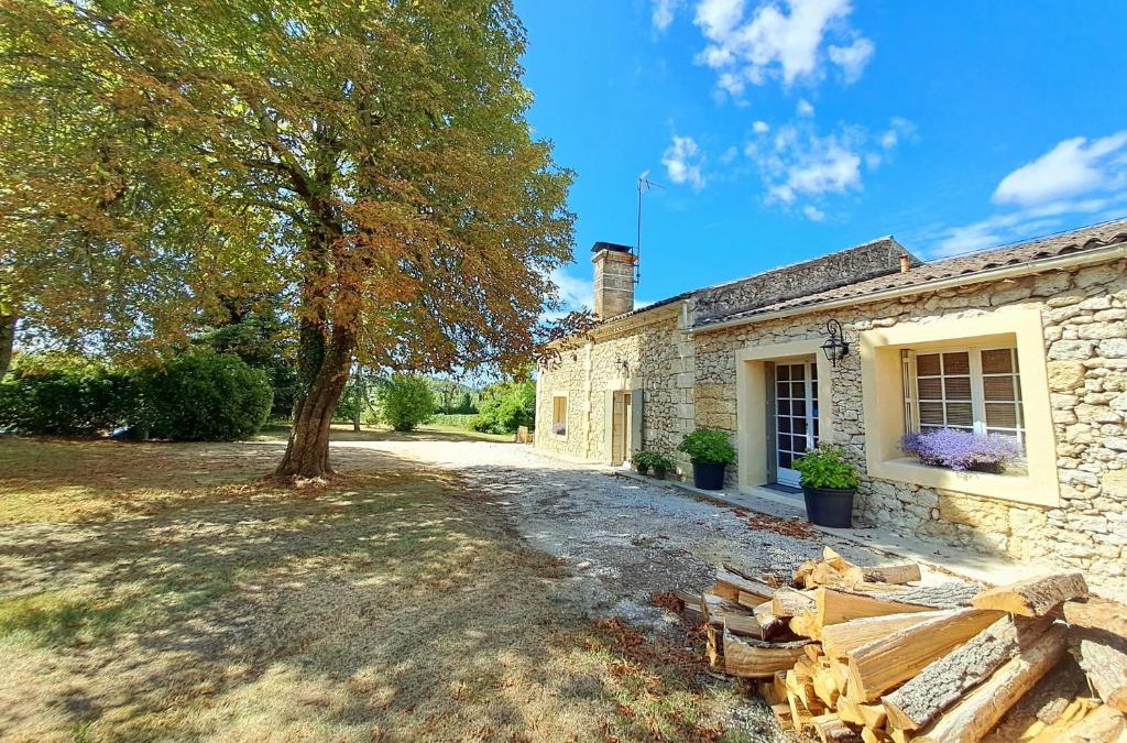 Les Salles-De-Castillon Bed & Breakfast | Bleu Raisin