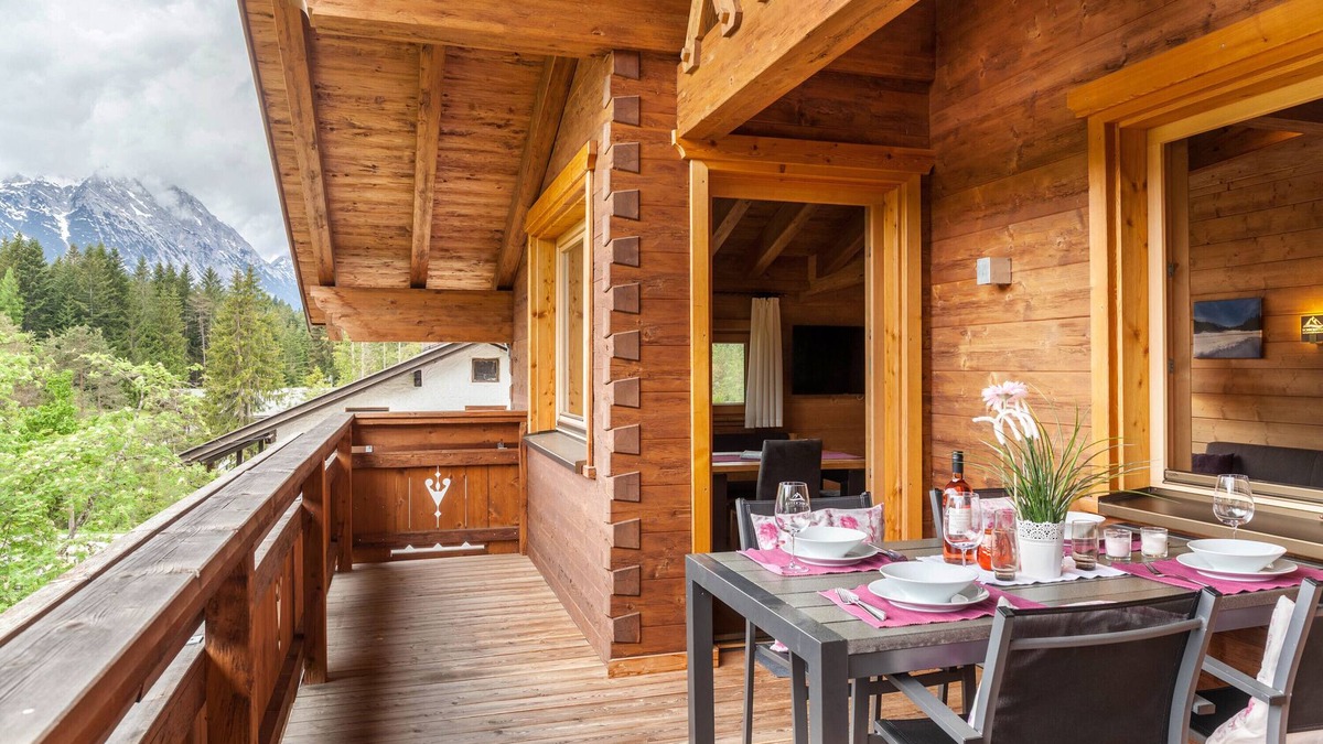 Weidach Apartment | 'Blockhaus Sonnenspitz' holiday flat with mountain views, communal garden and WLAN