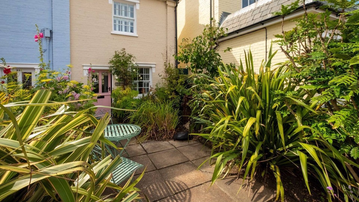 Aldeburgh Apartment | Bloom Cottage - sleeps 2 guests in 1 bedroom
