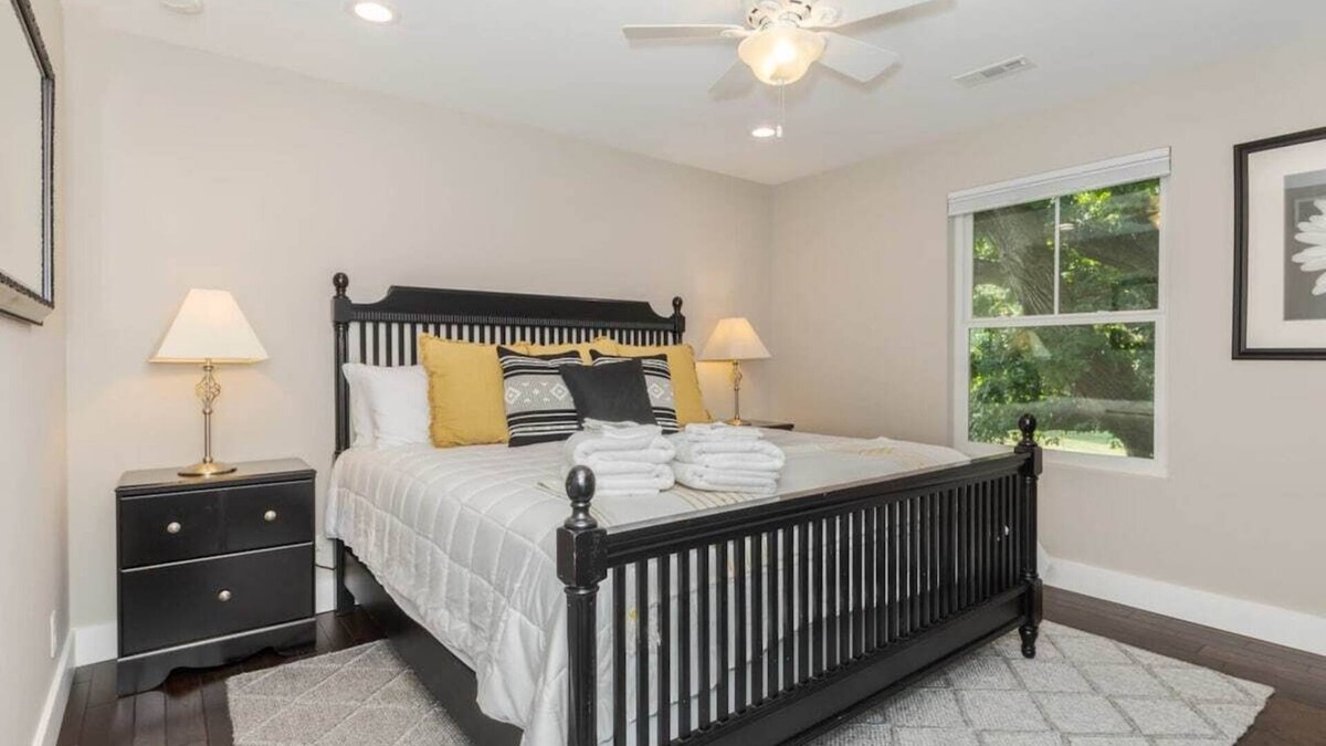 Lawndale House | Bloomington Escape | Luxury Stay for 16 Guests