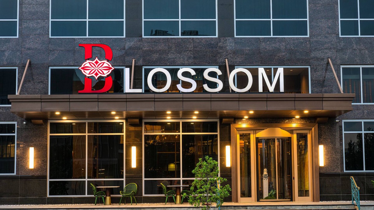 Texas Medical Center Hotel | Blossom Hotel Houston, Curio Collection by Hilton