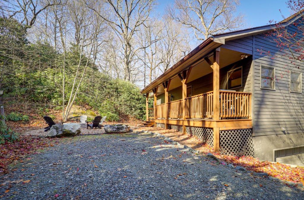 Blowing Rock House | Blowing Rock Escape with Covered Deck and Fire Pit