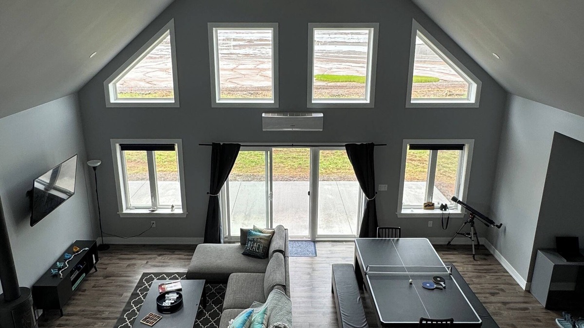 Amherst House | Blue Beach House by the Bay. Waterfront with pool table and fast wifi.