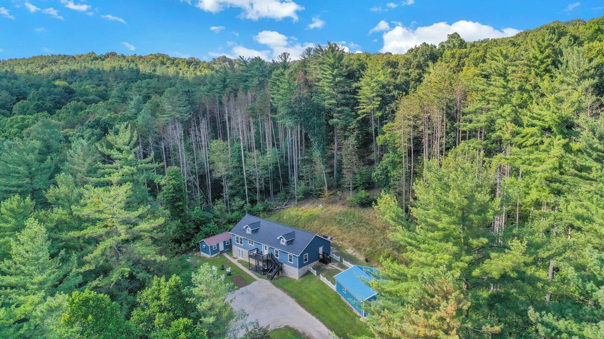Logan Cabin | Blue Bell Cottage - A Hillside Retreat