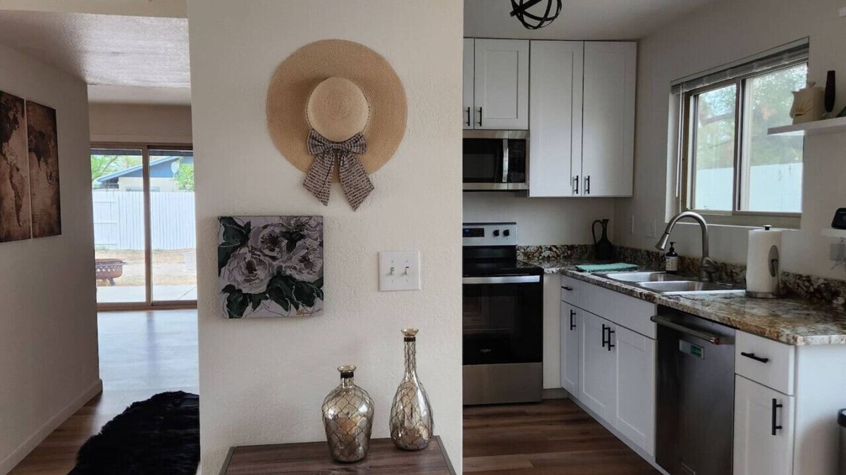 Overland Trail House | Blue Bird House - 3BR with Backyard & Patio BBQ