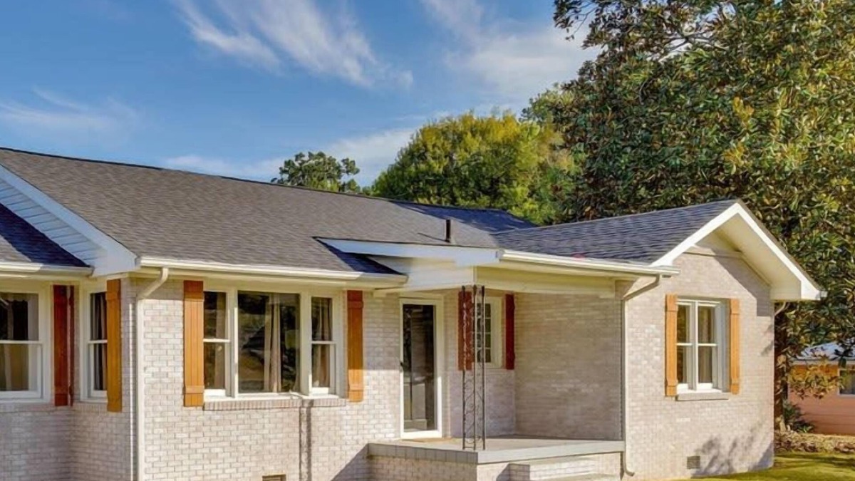 Rossville House | Blue Bird Spur Outdoor dinning, fire pit, & games!