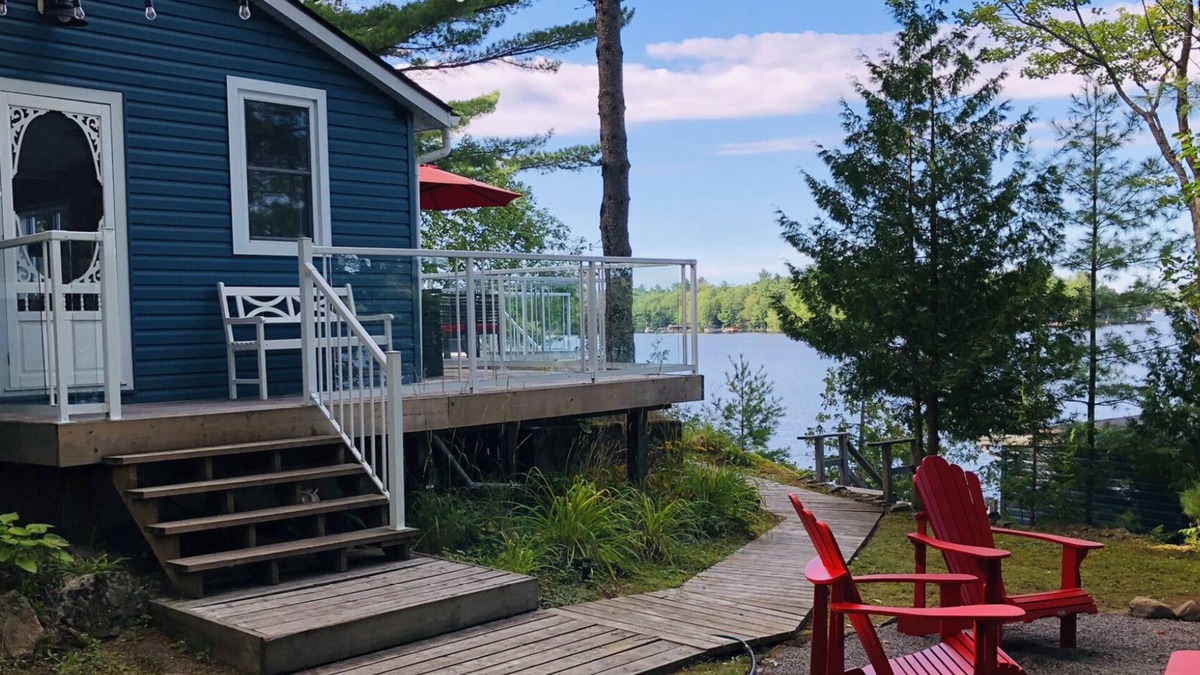 Gravenhurst Cottage | Blue Bliss Cottage with Separate Boat House Accommodations on Lake Muskoka 4b/2b