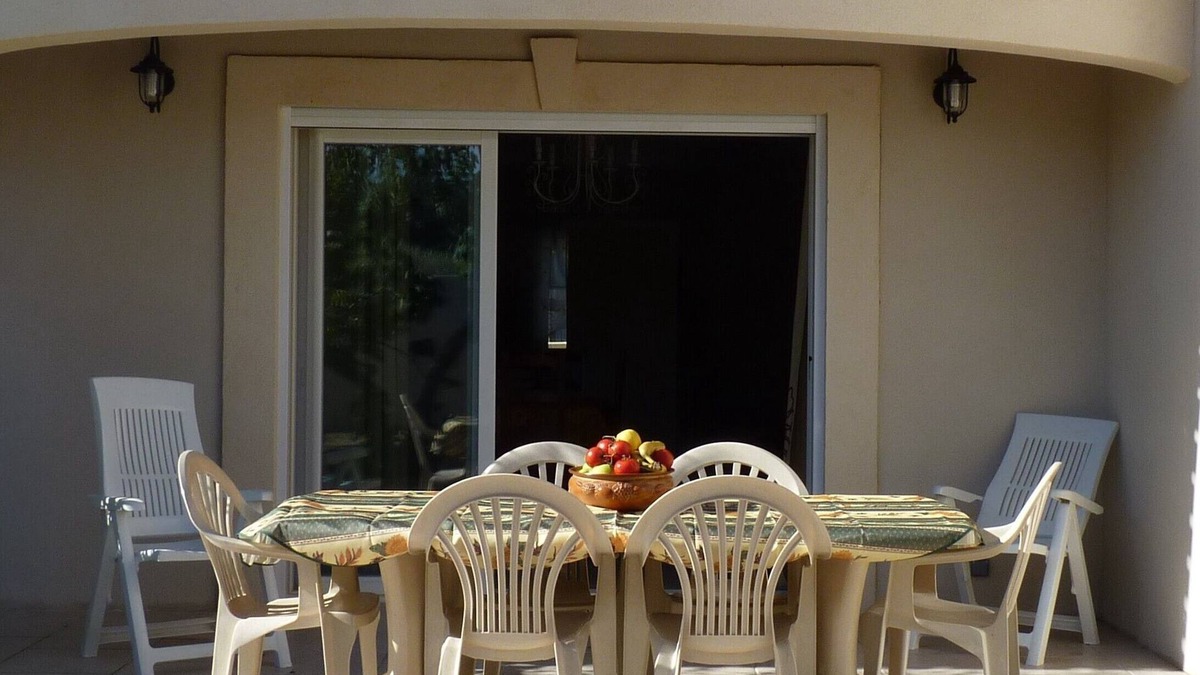 Gignac-la-Nerthe Villa | Blue cottage Cote 'LOU PITCHOUN'
