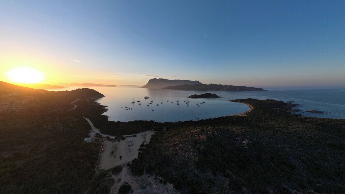 Capo Coda Cavallo Apartment | Blue Dawn - Holiday home with cozy terrace, garden & wonderful sea view.