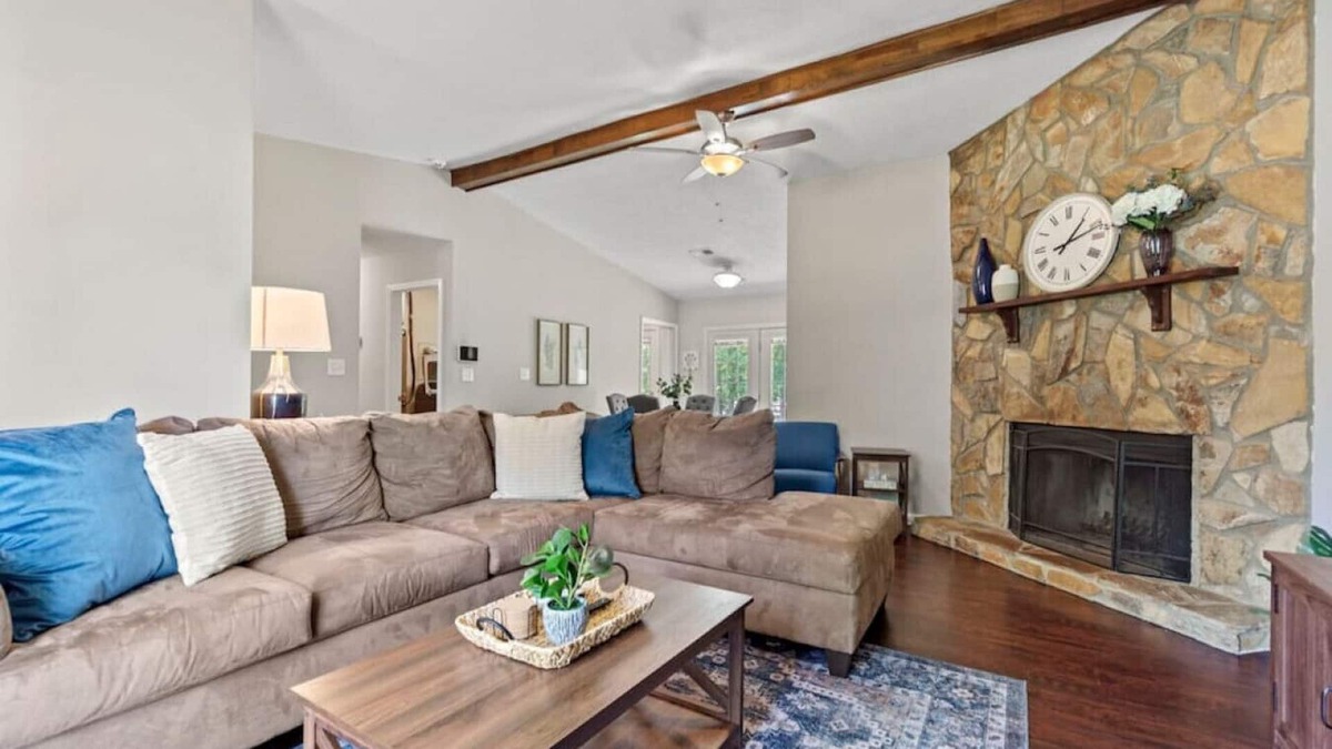 Golden Grove House | Blue Door Homestead~ 20 Min to Greenville!
