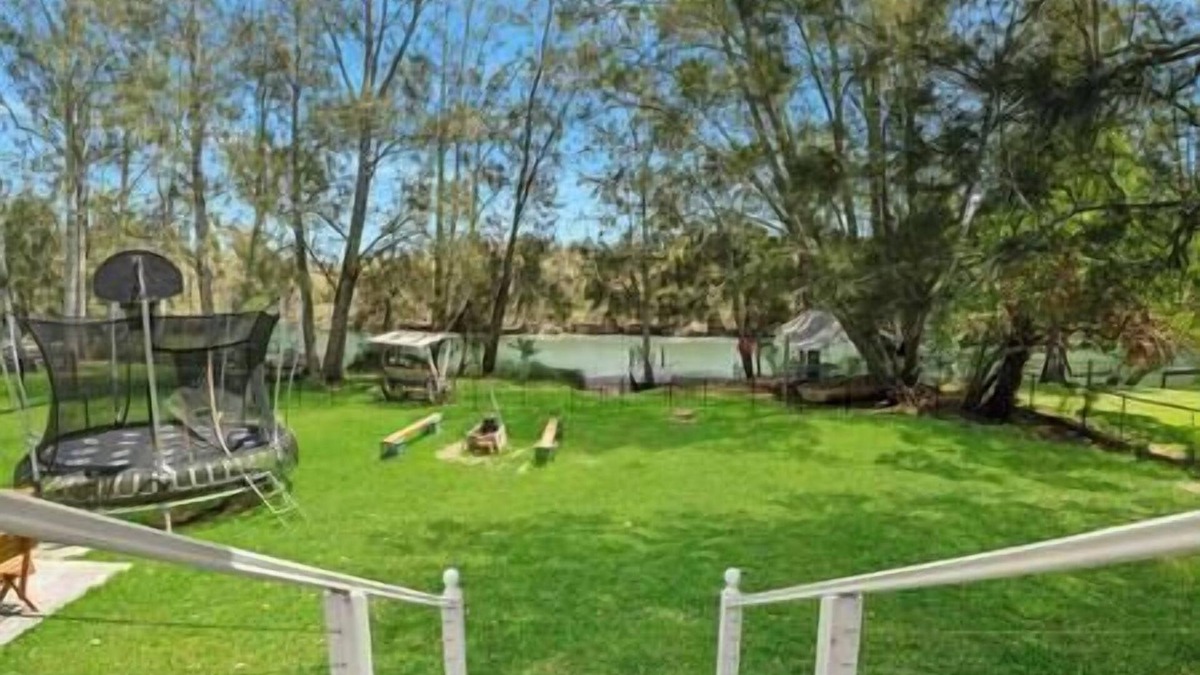 Charmhaven House | Blue Haven Gypsy Paradise - Cottage plus caravans