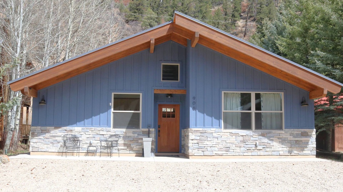 Red River House | Blue Heaven - In Town - On the River - Fireplace - Washer/Dryer