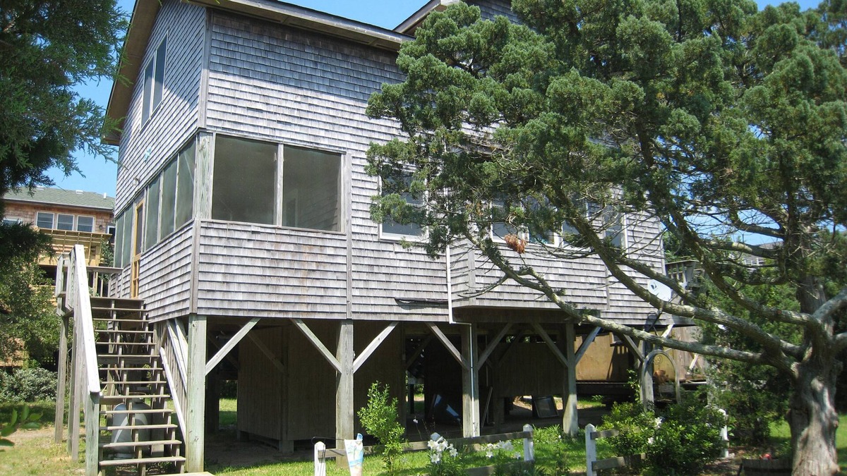 Ocracoke House | Blue Heaven: Secluded, at the end of a quiet lane, lookout deck.