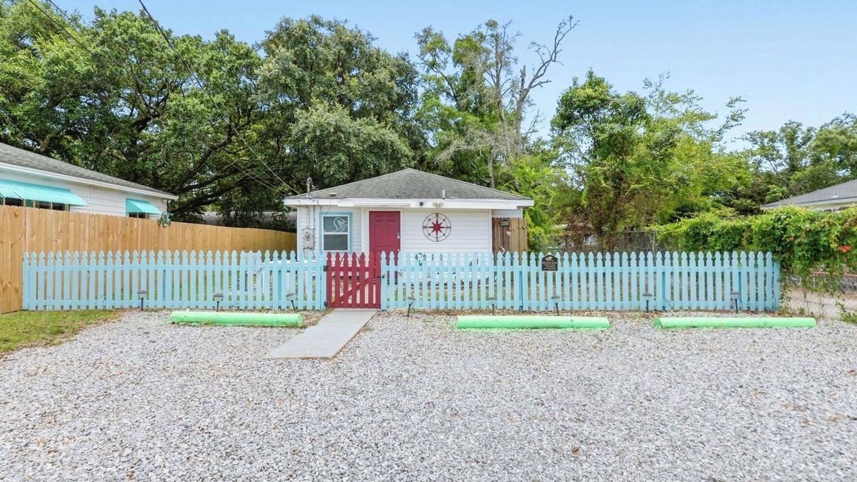 Gulfport Cottage | Blue Heron Cottage Charming2bedroom/2bath coastal cottage in Gulfport, Ms