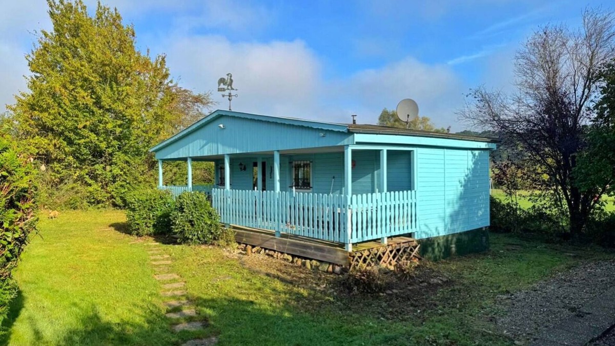 Rhodes Cabin | Blue house just 2 minutes from the Parc Animalier de Saint Croix!