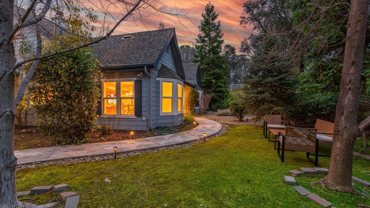 Mariposa House | Blue house of Yosemite