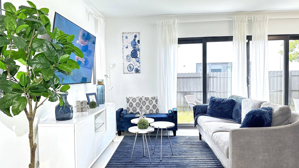 Florida City House | Blue House-Sleep 11 people-Game Room-The Keys-Everglades-Miami-Biscayne Nat Park