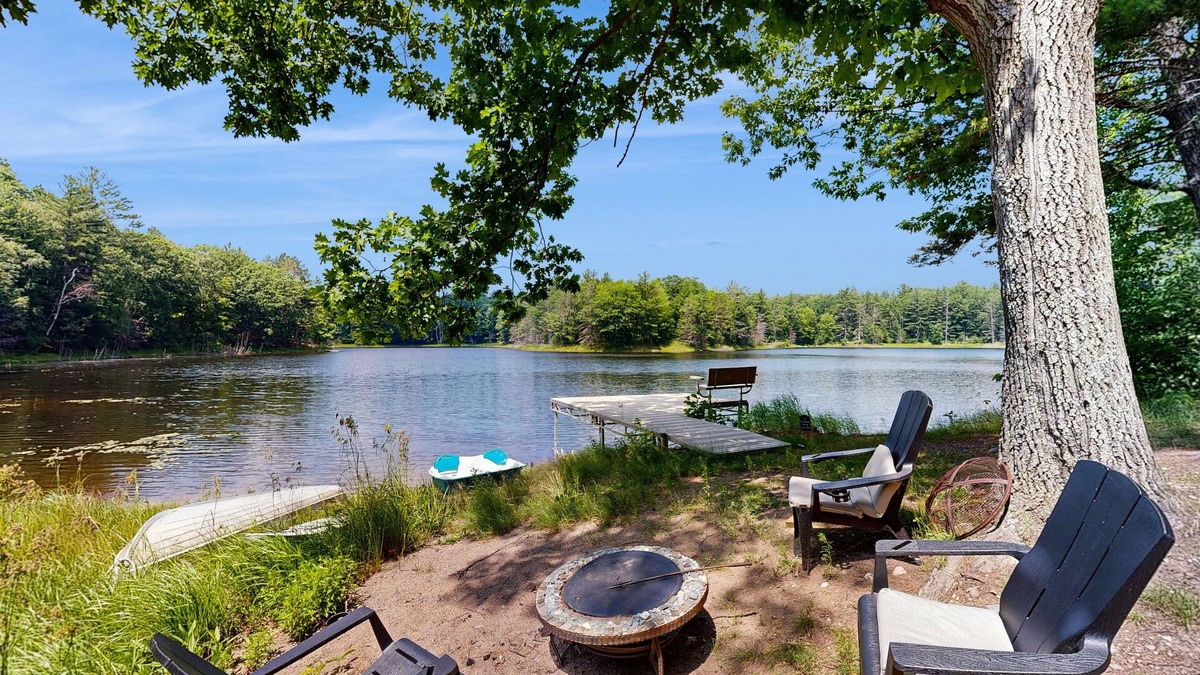 Rhinelander Cabin | Blue Jay Cabin | Lakefront cabin in Rhinelander with dock & row boat