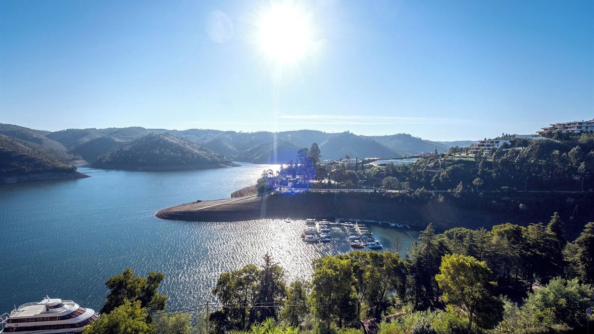 Ferreira do Zezere Villa | Blue Lake House - Stunning Views, Pool, Sauna and Gym