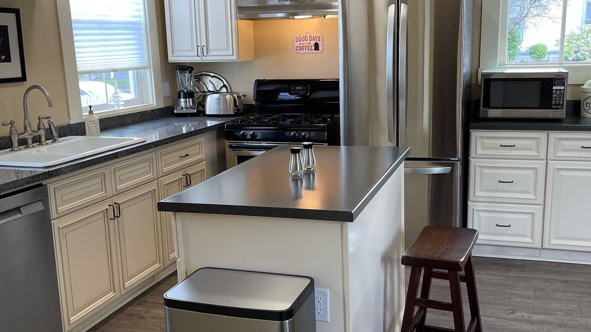 Eureka House | Blue Mist Victorian 5bed/2bath Victorian Gem