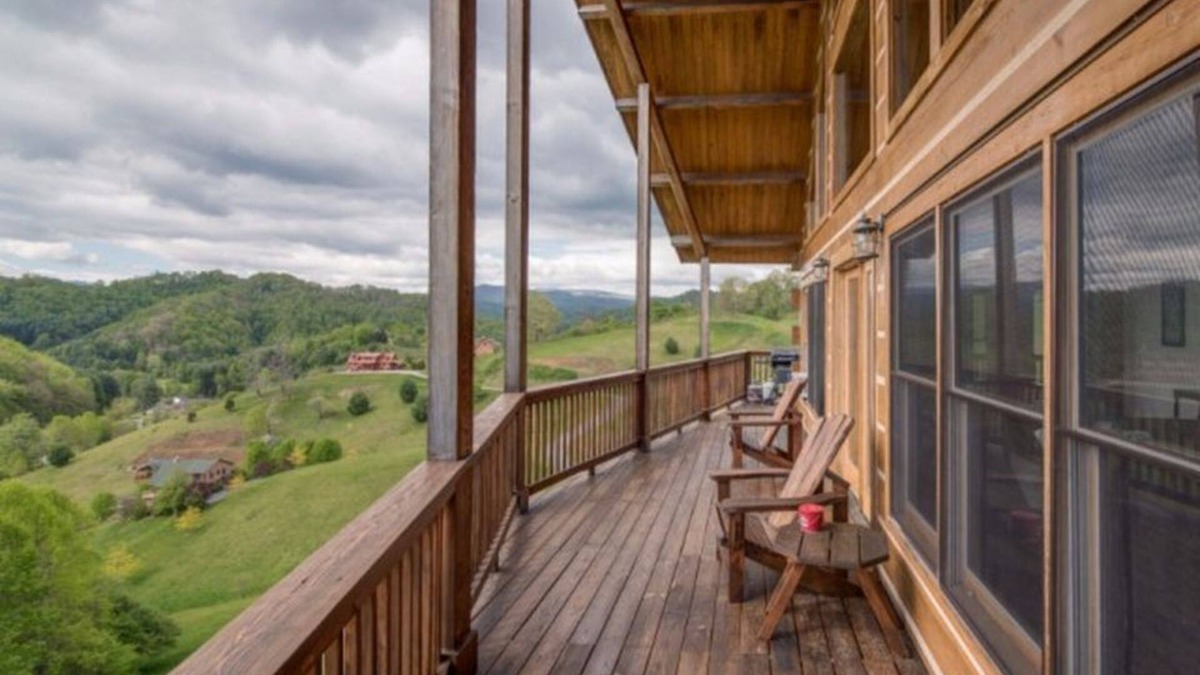 Vilas Cabin | Blue Moon Lodge, Beautiful Views, Hot Tub, Firepit, 15 Mins from Boone