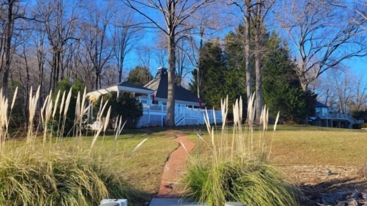 Penhook House | Blue Mountain Cottage: Mountain View, Wifi, 2 Kayaks, Cornhole, Firepit, Sandy Beach,