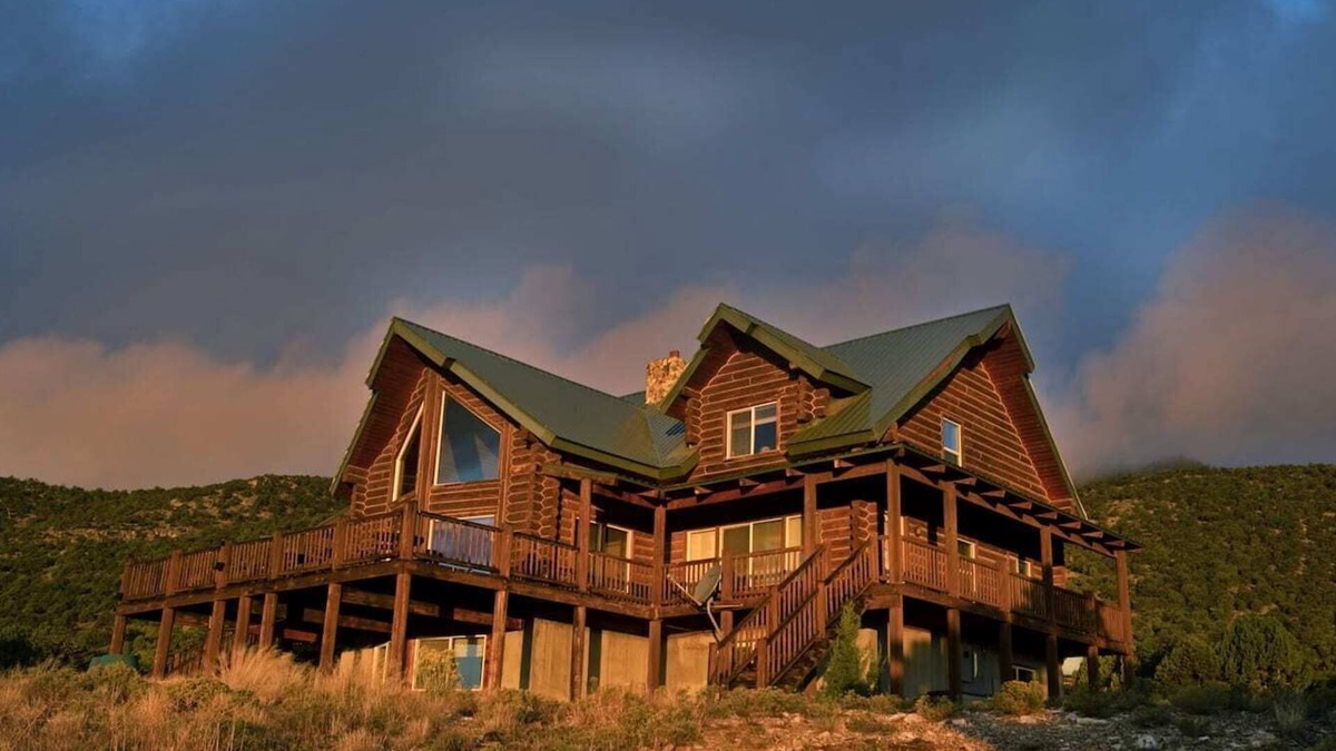 Newcastle House | Blue Mountain Ranch: 7 Bedrooms, Sleeps 20