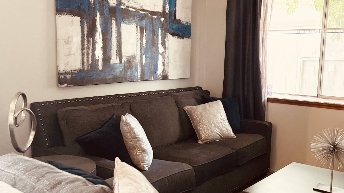 Lathrop House | Blue Oasis right off the Freeway I5!