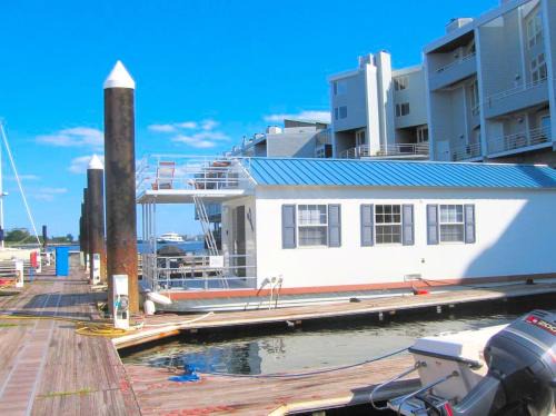 Eagle Hill Boat Rental | Blue Pearl Houseboat in Boston Harbor Wifi, A/C,