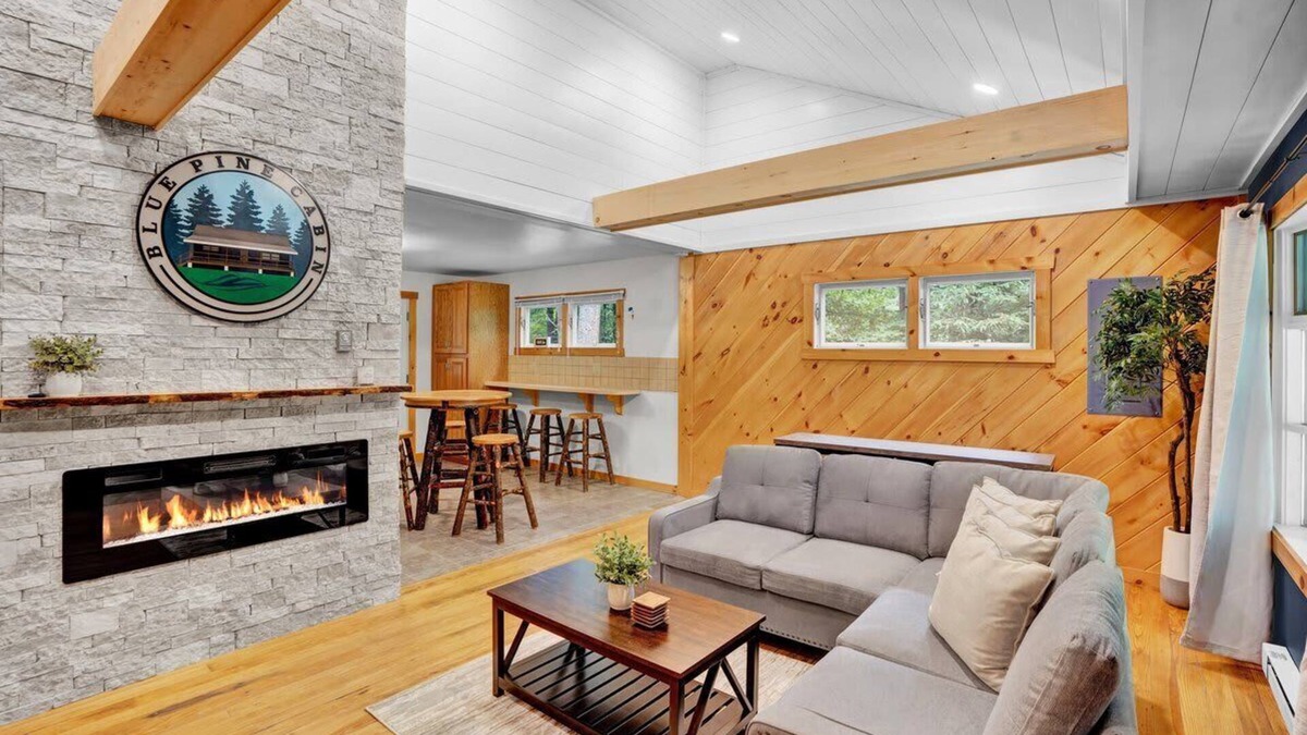 Pocohanna Cabin Colony Cabin | Blue Pine Cabin | Central Pocono Modern w/Hot Tub