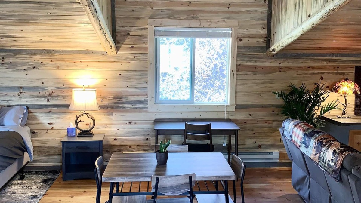 Dillon House | Blue Pine Guesthouse MT
