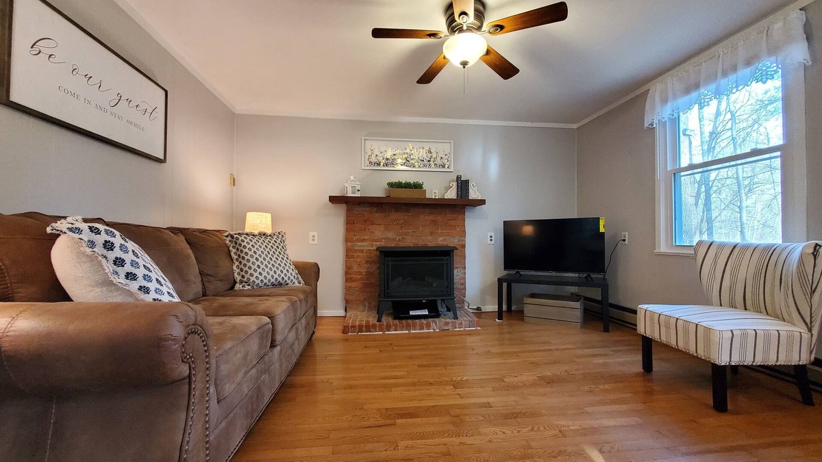 Newland Cottage | Blue Ridge Mountain Cottage~1 minute from Parkway!