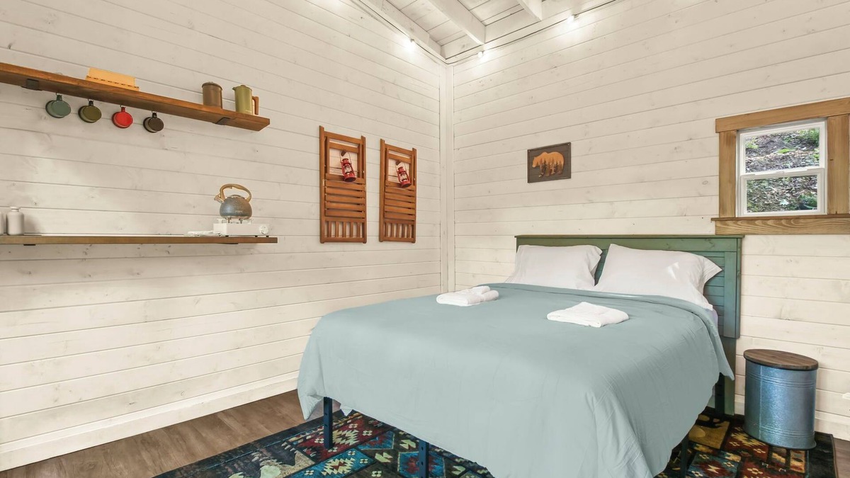 Laurel Springs Cabin | Blue Ridge Parkway/Off-Grid Cabin/Glamping/Turkey Hop Cabin