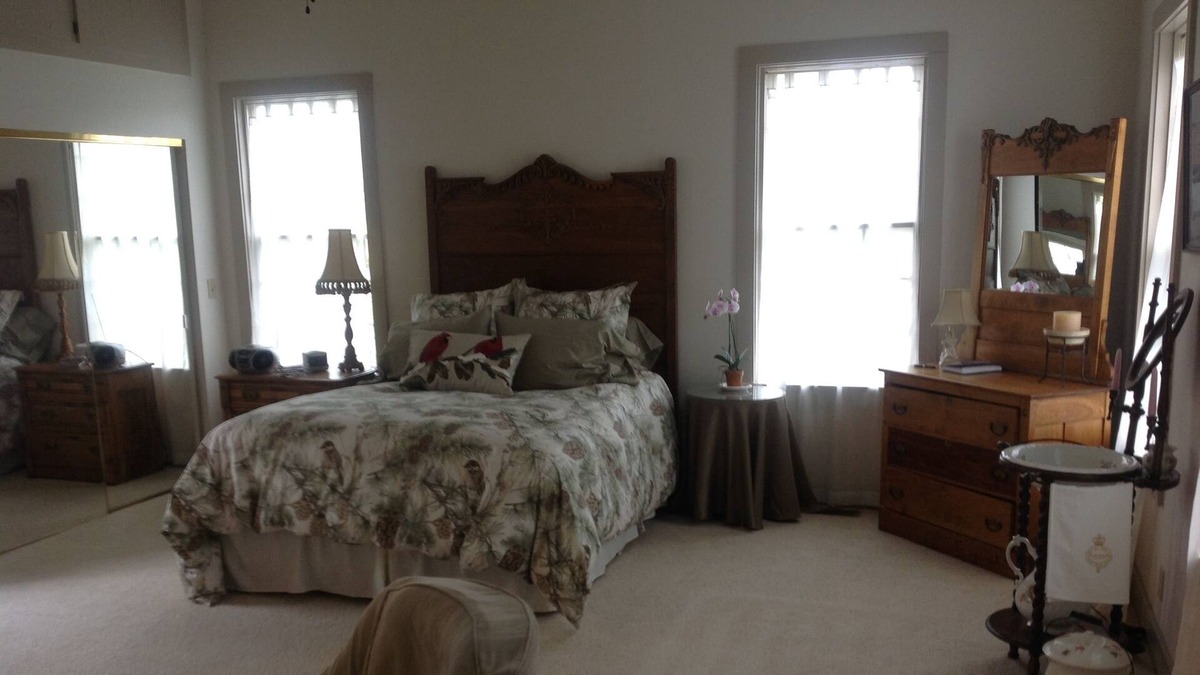 Saginaw Bed & Breakfast | Blue Rooster Inn