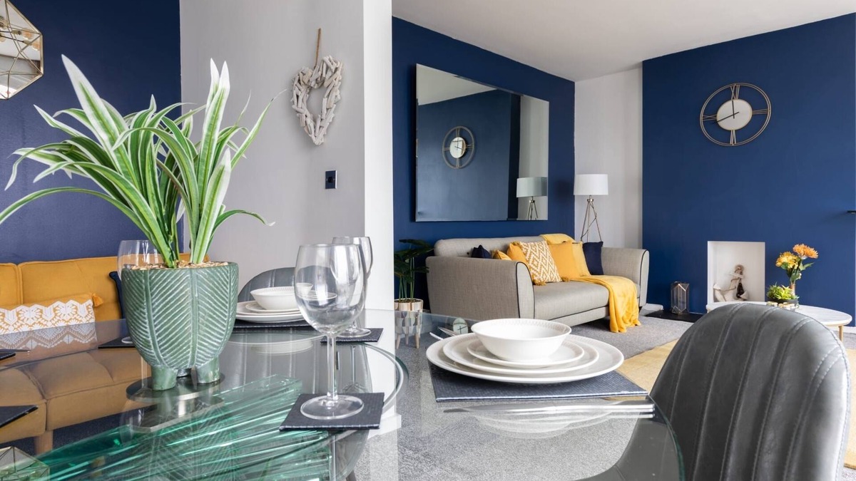 Westcliff-on-Sea Apartment | Blue Sea View Apartment