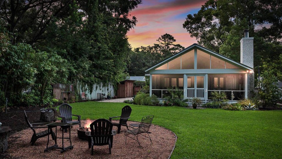 Kings Terrace House | Blue Skies Cottage! Fun South Island Beach Cottage, Fire Pit, Private Backyard Close to EVERYTHING!