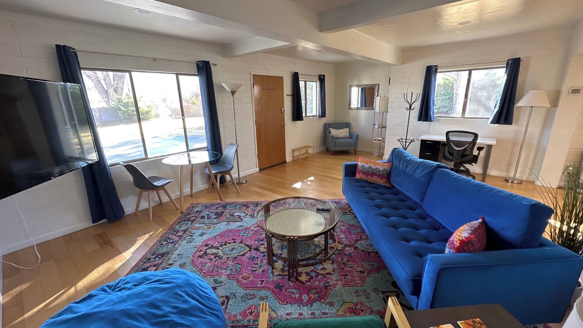 Bishop Apartment | Blue Skye: Downtown Getaway
