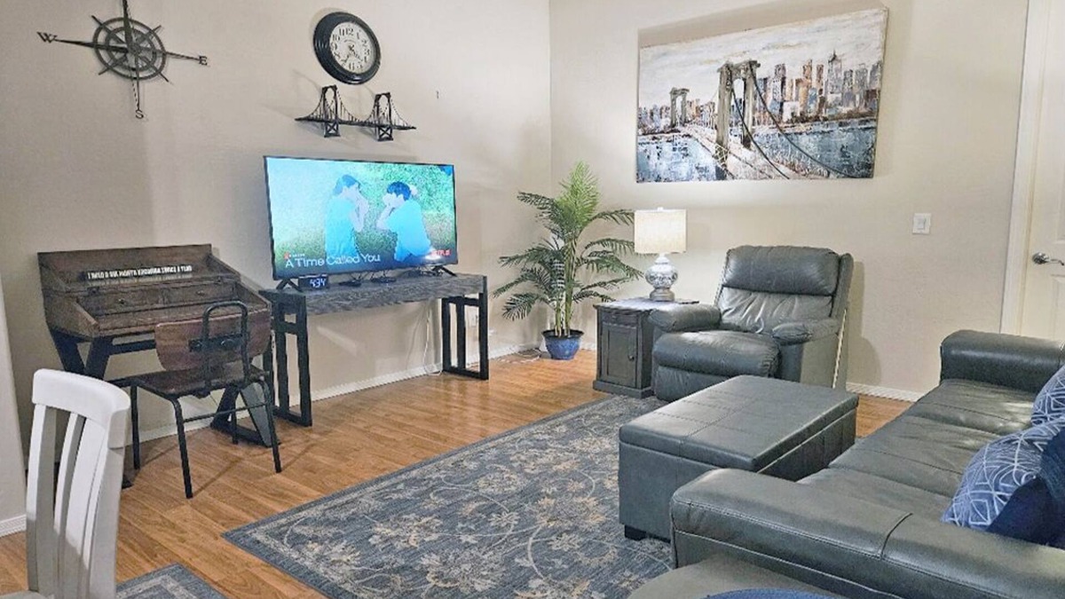 Glenmont Estates House | BLUE SKYS Executive In-Law Suite! 2 KING/2 full BATH/Private suite, PLUS 1 pet!