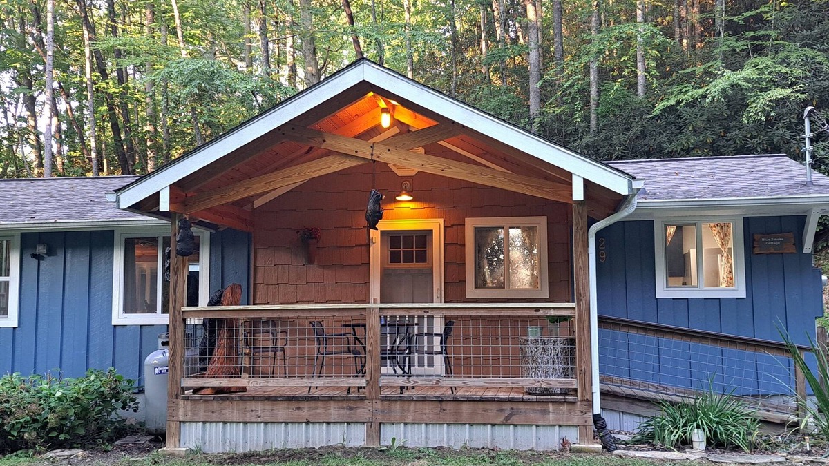 Penrose Cottage | Blue Smoke Cottage - Comfortable Cottage in the Mountains - Hot Tub - Fireplace