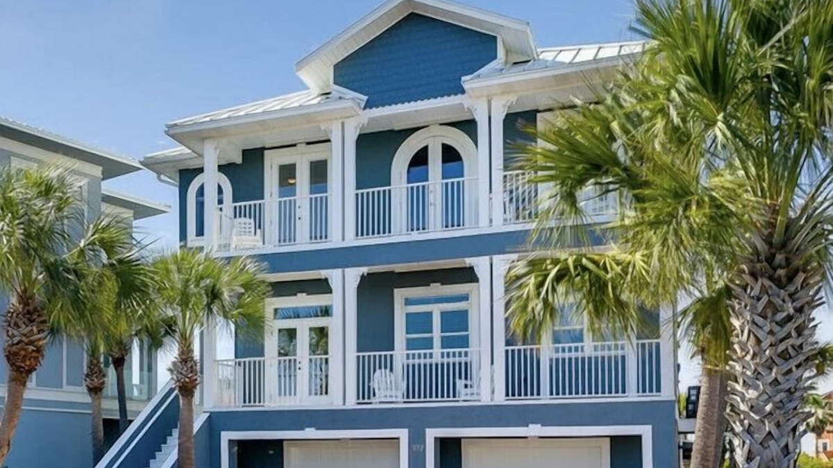 Caribbean Isle House | Blue Sound: Gorgeous LARGE, PRIVATE HOME in Gated Beach Community