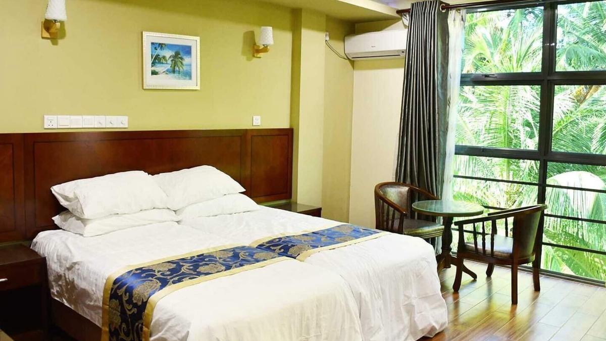Kudahuvadhoo Hotel | Blue Wave Guest House includes a garden & a patio & is located in Kudahuvadhoo.