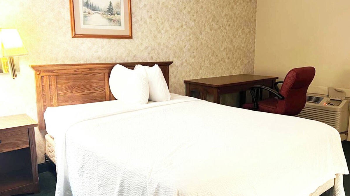 La Crosse Hotel | Blue Way Inn and Suites Lacrosse - 1 King Bed Non Smoking
