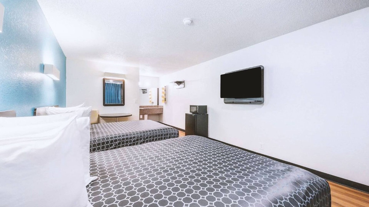 Beeville Hotel | Blue Way Inn & Suites by Jasper Beeville-2 Queen Bed Non Smoking