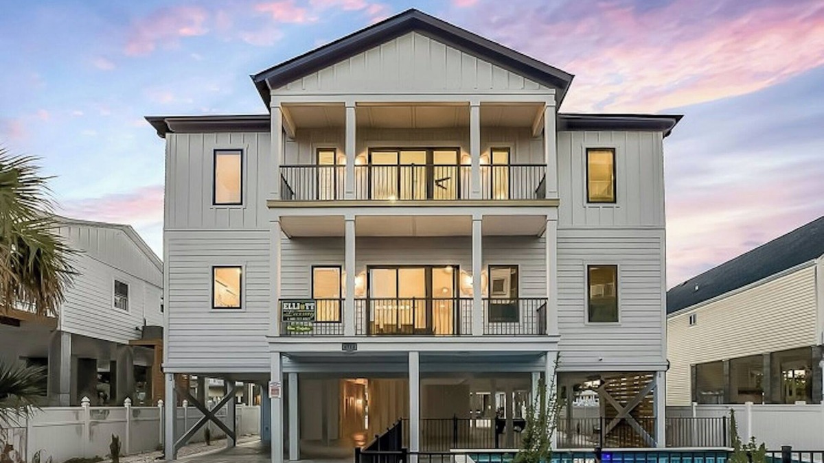 Windy Hill House | Blue Whale - 12 Bedroom - 3 Blocks To Beach