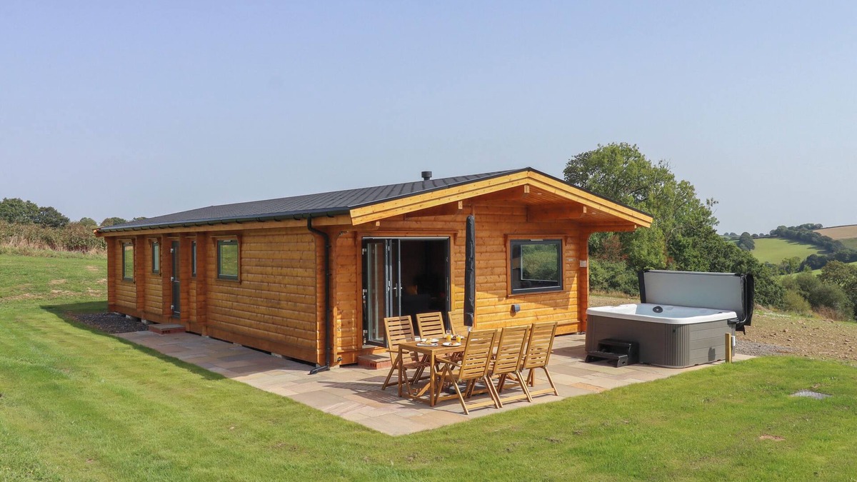 Sticklepath Cottage | BLUEBELL LODGE, pet friendly, with hot tub in Hittisleigh