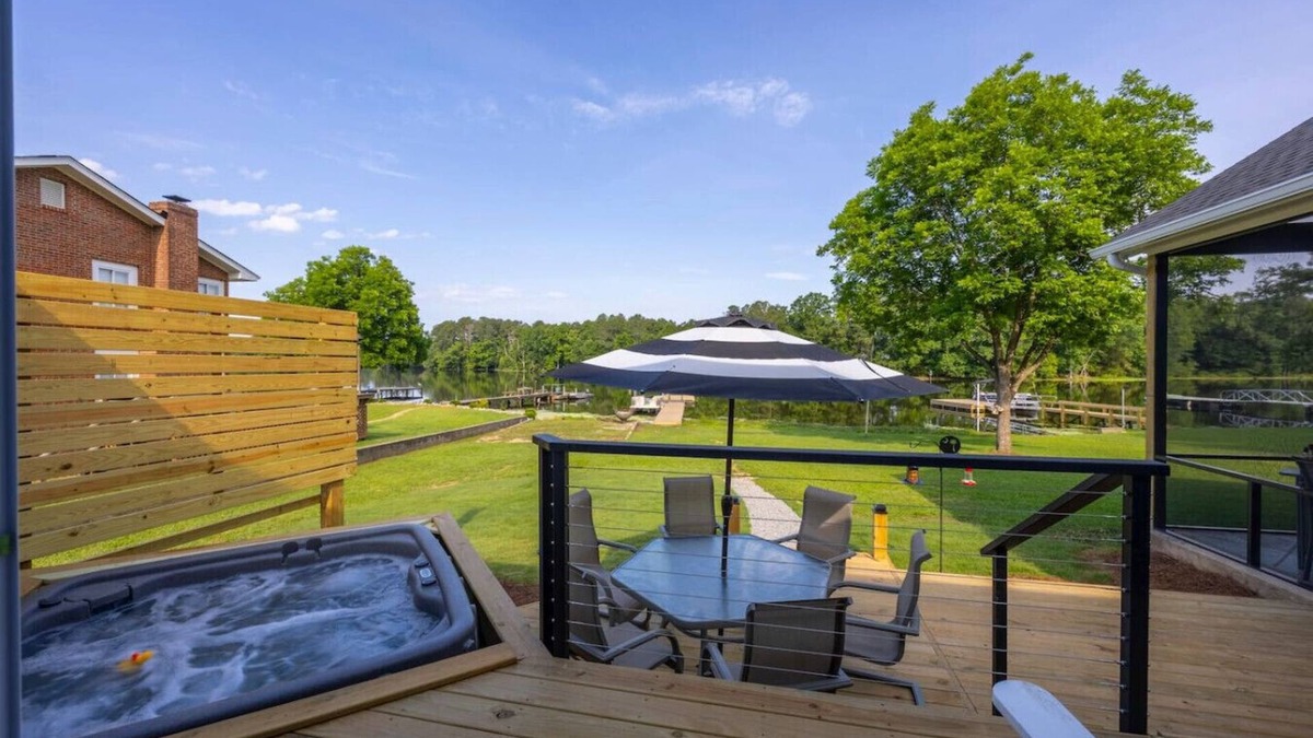 Saluda House | Bluebird Bay with Hot Tub & Outdoor Area | Sleeps 8