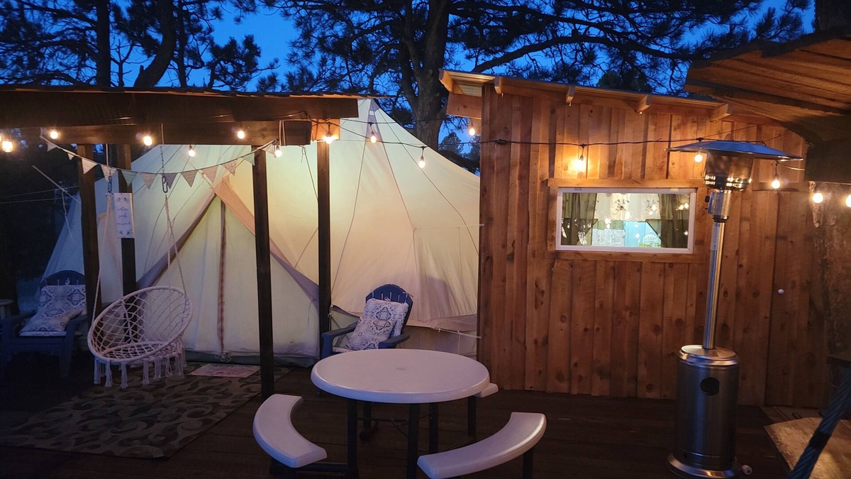 Hot Springs House | BlueBird Nest 2.0, hot tub! Sibley double bell on huge deck!covered kitchen/bath