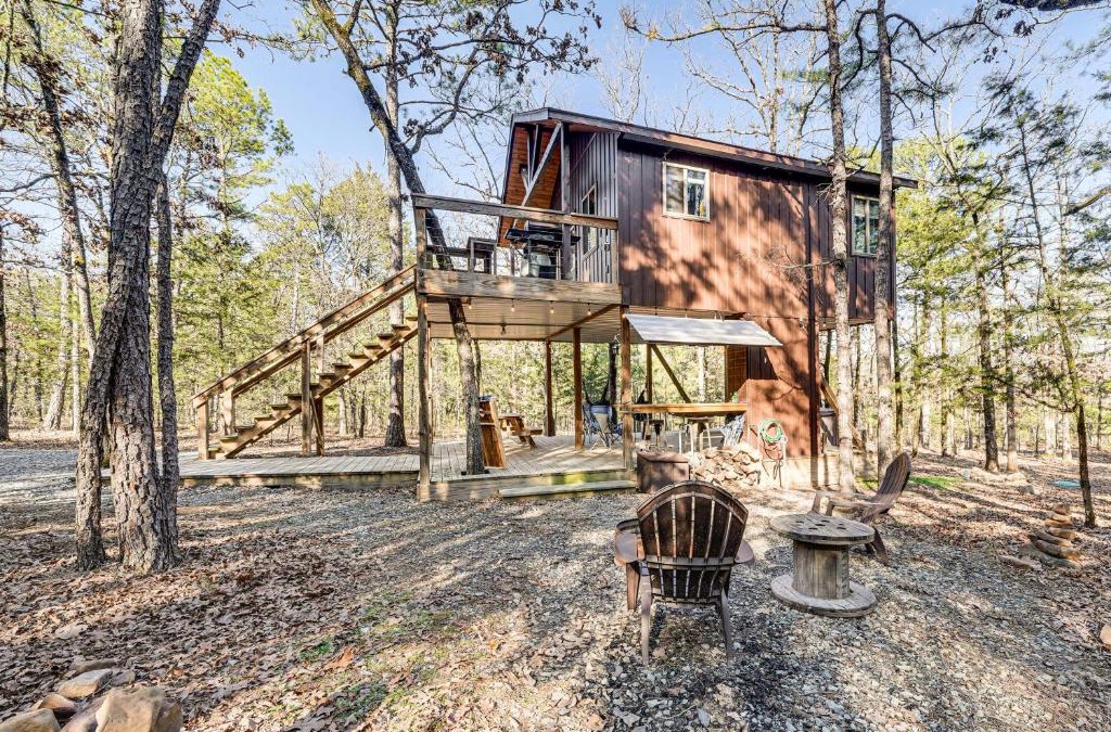 Whitesboro Apartment | Bluebird Treehouse Near Kiamichi Mtns with Hot Tub