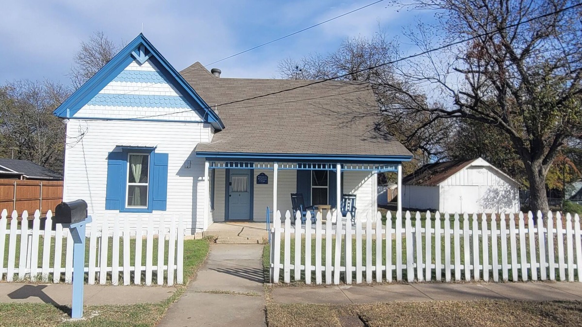 Cleburne House | Bluebonnet Cottage: Victorian Home w 2/king beds & game room in central Cleburne