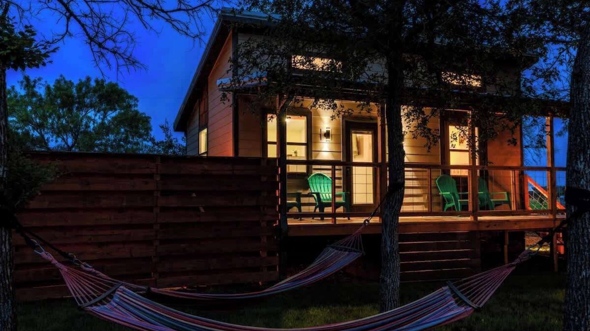 Fredericksburg Cottage | Bluebonnet Waterfront Cottage With Hot Tub
